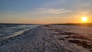 En la playa, camastros y toallas de playa 