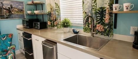 Coffee/tea maker, fridge, microwave, oven