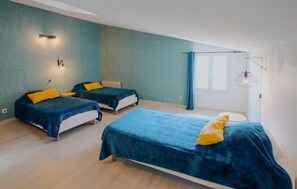 8 habitaciones, tabla de planchar con plancha y cuna de viaje 