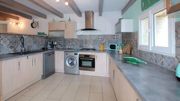 Frigorifero, forno, piano cottura, lavastoviglie