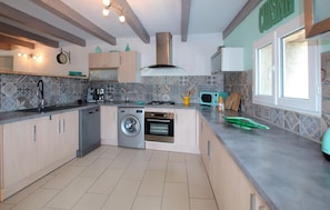 Fridge, oven, stovetop, dishwasher