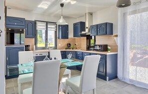 Kühlschrank, Ofen, Geschirrspüler, Wasserkocher mit Kaffee-/Teezubehör