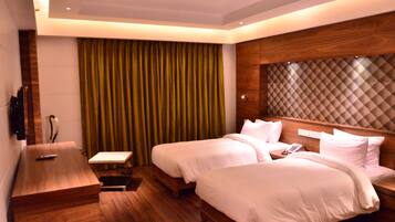 Deluxe-Zimmer, Stadtblick | Zimmersafe, Schreibtisch, laptopgeeigneter Arbeitsplatz