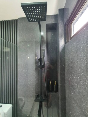 House, 1 Bedroom, Balcony, Garden View | Bathroom - Casa Prinza Luxury Suite (Morong)