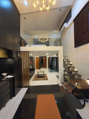 單棟房屋, 1 間臥室, 露台, 花園景 | 客廳 | 書籍