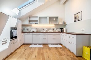 Fridge, oven, stovetop, dishwasher