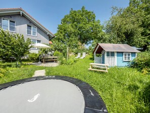 A residential area with a trampoline, a wooden bench, and a small shed. - Apartment '2' with Shared Garden and Wi-Fi (Lindau am Bodensee)