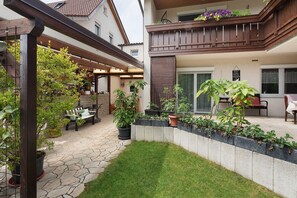 Terrace/patio - Apartment 'Weingärtner' with Private Terrace, Shared Garden and Wi-Fi (Schwäbisch Gmünd)