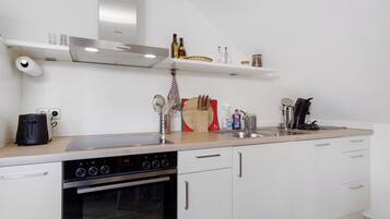 Jääkaappi, mikroaaltouuni, uuni, liesi