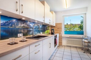 Kjøleskap, ovn, kokeplater og oppvaskmaskin