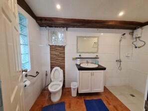 Shower, bidet, towels, toilet paper - Spacious Garden Villa 4-bedroom house with Private Pool near Clark (Angeles City)