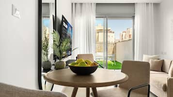 Apartment, Garden View | In-room dining