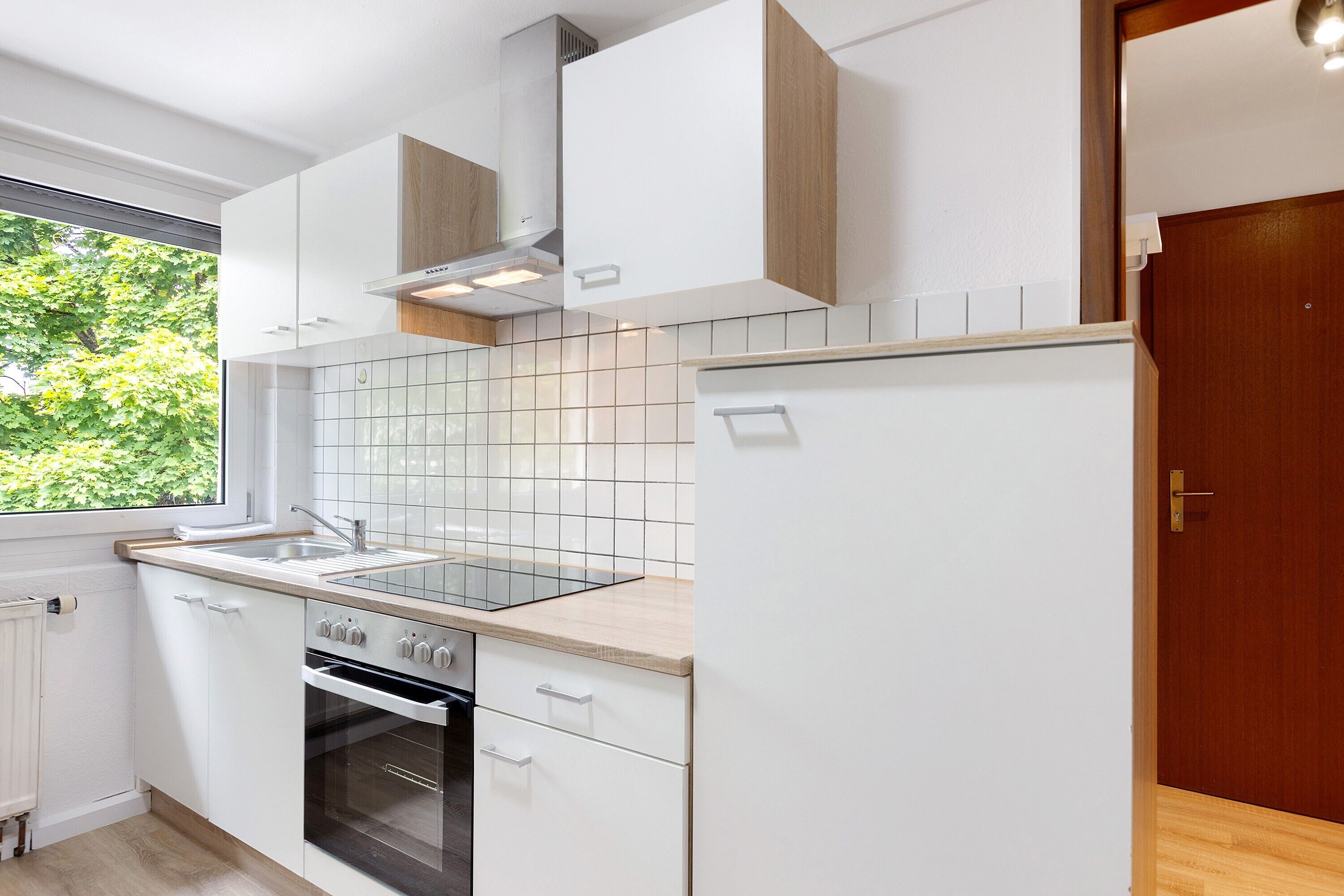 Kühlschrank, Ofen, Herdplatte, Wasserkocher mit Kaffee-/Teezubehör