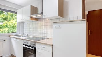 Kühlschrank, Ofen, Herdplatte, Wasserkocher mit Kaffee-/Teezubehör