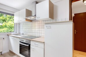 Réfrigérateur, four, plaque de cuisson, cafetière/bouilloire