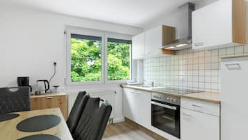 Kühlschrank, Ofen, Herdplatte, Wasserkocher mit Kaffee-/Teezubehör