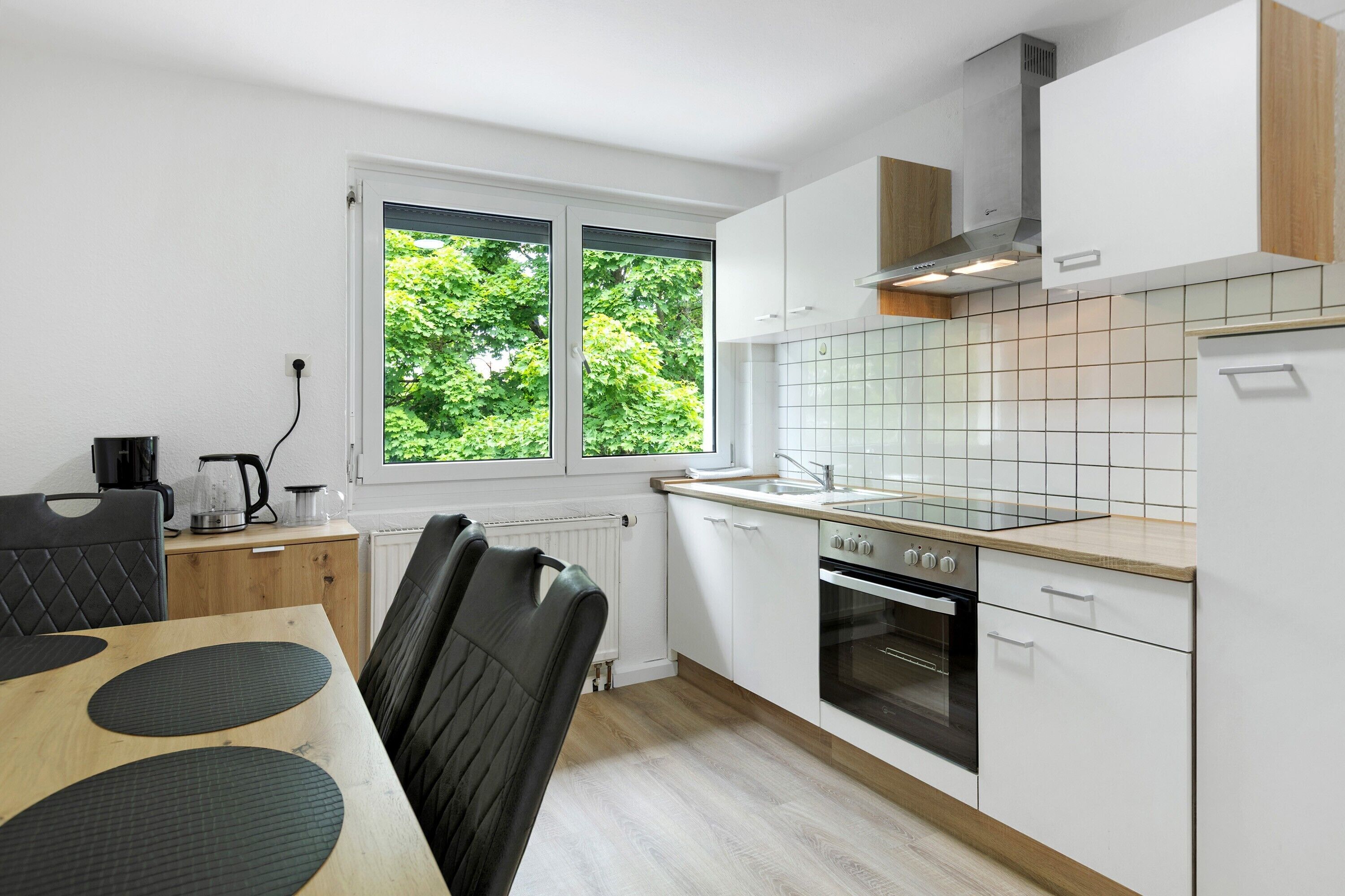 Kühlschrank, Ofen, Herdplatte, Wasserkocher mit Kaffee-/Teezubehör