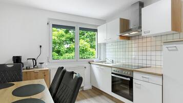 Kühlschrank, Ofen, Herdplatte, Wasserkocher mit Kaffee-/Teezubehör