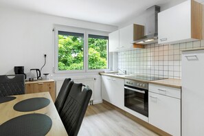 Réfrigérateur, four, plaque de cuisson, cafetière/bouilloire