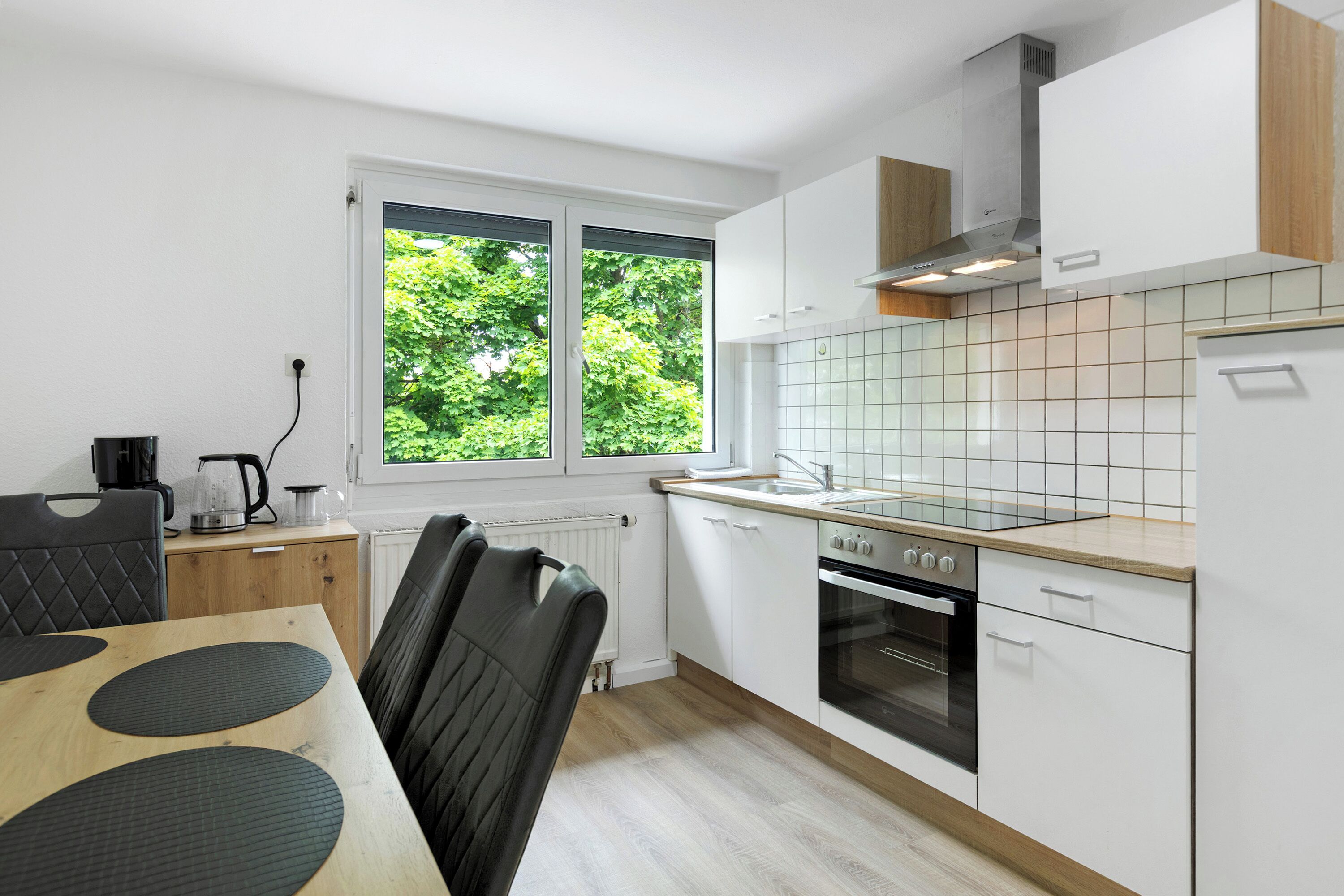 Fridge, oven, stovetop, coffee/tea maker