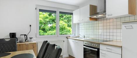 Fridge, oven, stovetop, coffee/tea maker