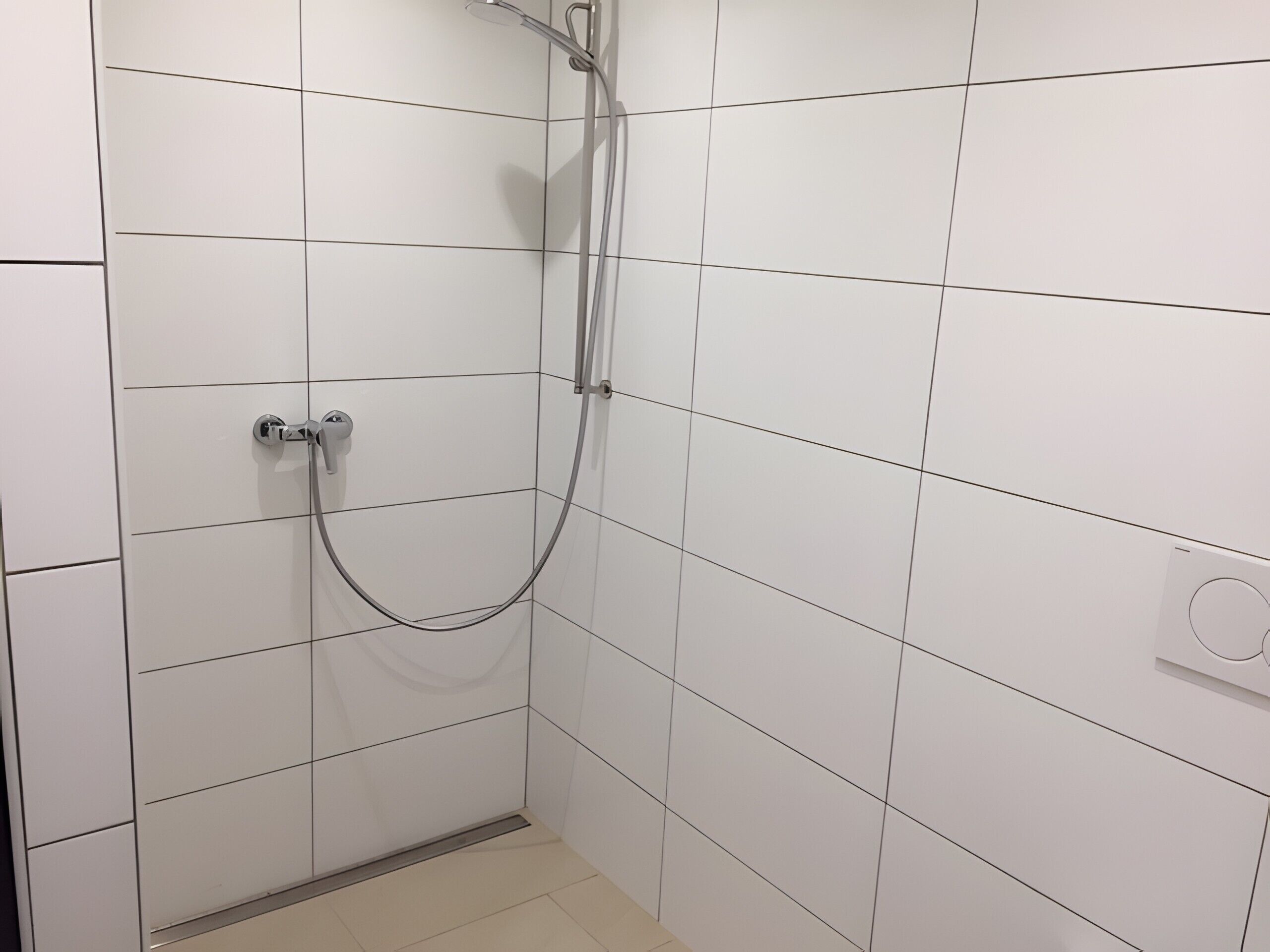 Douche, sèche-cheveux, serviettes fournies