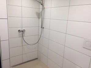 Dusch, hårtork och handdukar