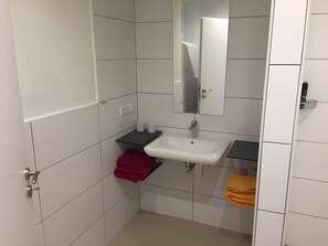 Regadera, secadora de cabello, toallas 