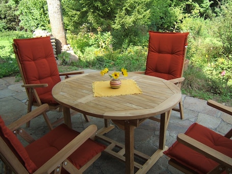 Restauration extérieure. Appartement '32qm' avec terrasse privée et Wi-Fi