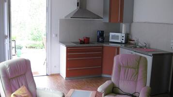 Réfrigérateur, micro-ondes, plaque de cuisson, cafetiÚre/bouilloire