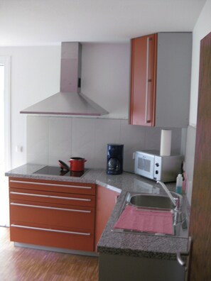 Refrigerador, microondas, parrilla de estufa y cafetera y tetera 