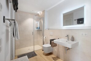 Douche, sèche-cheveux, serviettes fournies