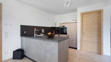 Jääkaappi, uuni, liesi, astianpesukone