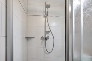 Chuveiro, secador de cabelo, toalhas de banho 