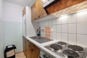 Fridge, oven, stovetop, coffee/tea maker