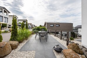 Outdoor dining - Apartment 'Sonnenwind Am Hainer See' with Lake View and Wi-Fi (Neukieritzsch)