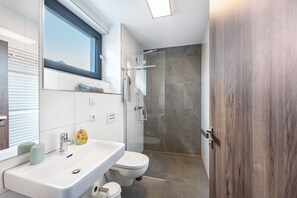 Shower, towels - Apartment 'Sonnenwind Am Hainer See' with Lake View and Wi-Fi (Neukieritzsch)