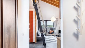 A modern interior with a staircase, a seating area with a view, and a desk with a computer. - Apartment 'Sonnenwind Am Hainer See' with Lake View and Wi-Fi (Neukieritzsch)