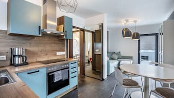 Fridge, oven, stovetop, dishwasher