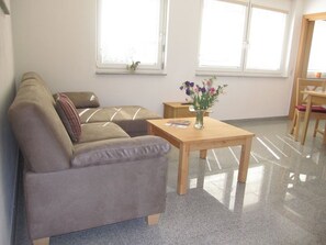 TV - Apartment 'Gala' with Shared Terrace, Shared Garden and Wi-Fi (Salem)