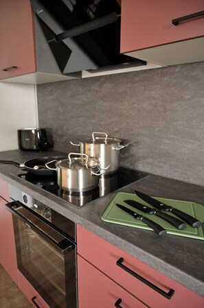 Kühlschrank, Mikrowelle, Ofen, Herdplatte