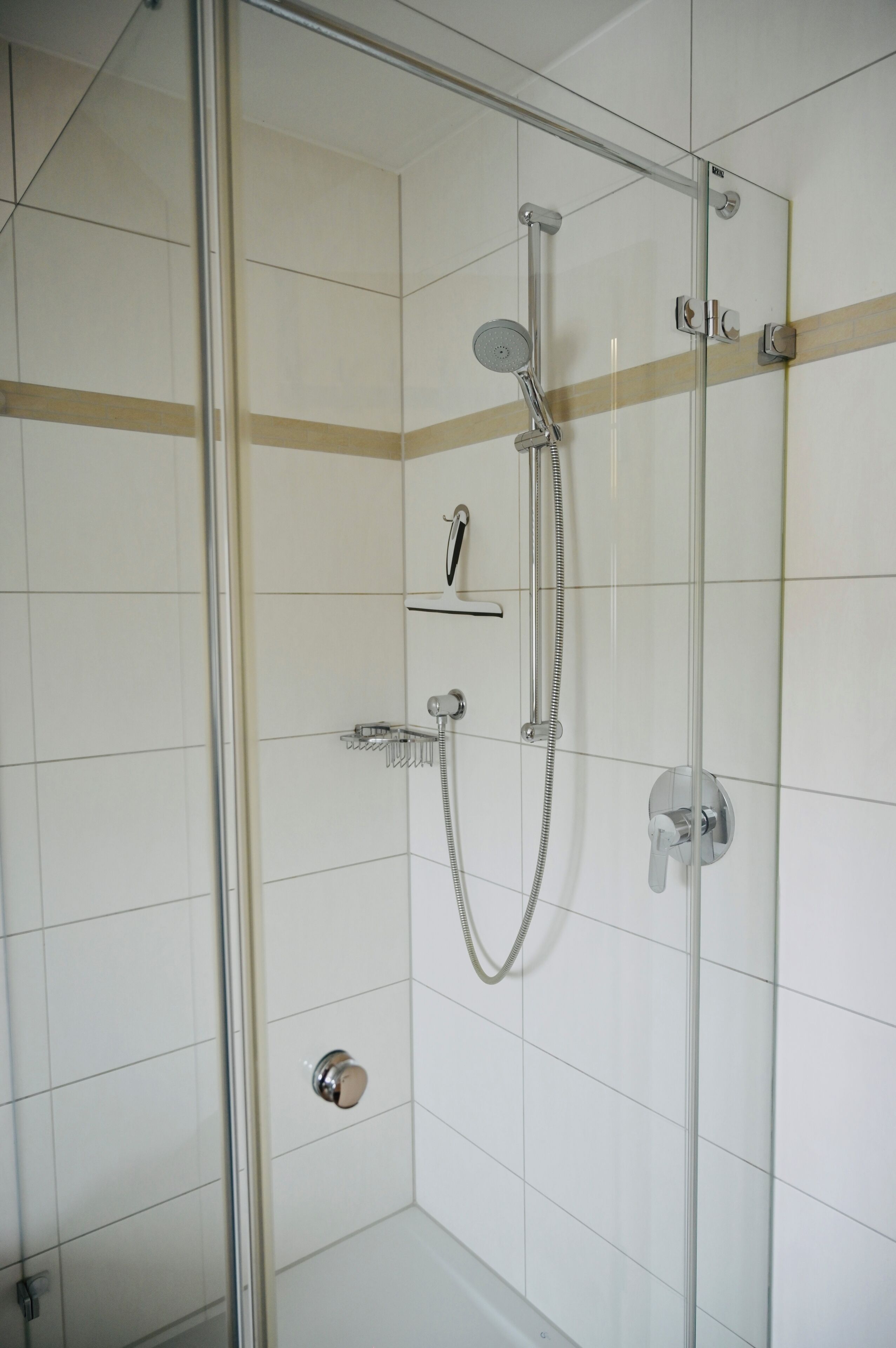 Haartrockner, Handtücher, Seife, Toilettenpapier