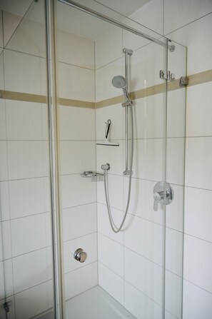 Een haardroger, handdoeken, zeep, toiletpapier
