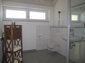 Shower, hair dryer - Apartment 'Golden Delicious' with Shared Terrace, Shared Garden and Wi-Fi (Salem)