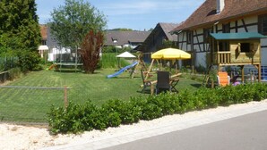 A residential area with a playground, a swing set, and a slide. - Apartment 'Golden Delicious' with Shared Terrace, Shared Garden and Wi-Fi (Salem)