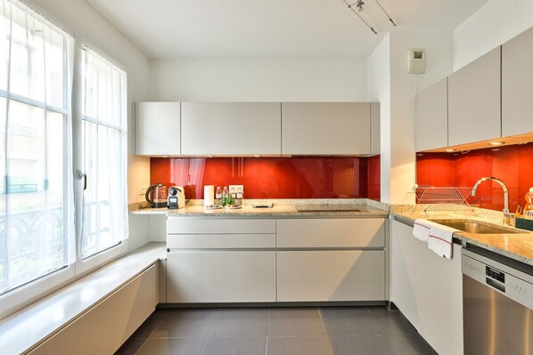 Dishwasher, coffee/tea maker, cookware/dishes/utensils, dining tables