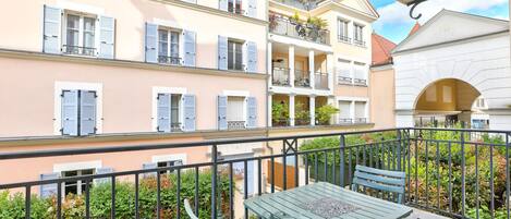 تناول الطعام بالخارج