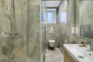 Sèche-cheveux, serviettes fournies