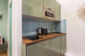 Microwave, oven, stovetop, coffee/tea maker