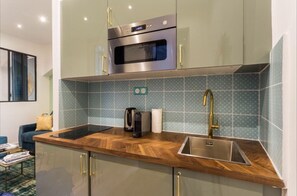 Mikrobølgeovn, ovn, kokeplater og kaffetrakter/tekoker